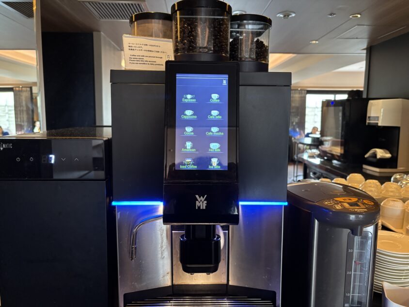 ラウンジのコーヒーマシン