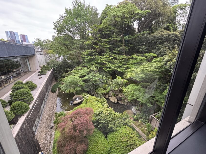 ラウンジ窓側から見える庭園の緑