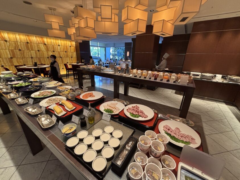 四川朝食のビュッフェ台全体