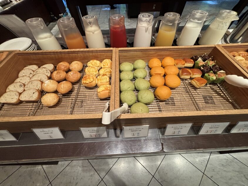 四川朝食のドリンクと焼き菓子