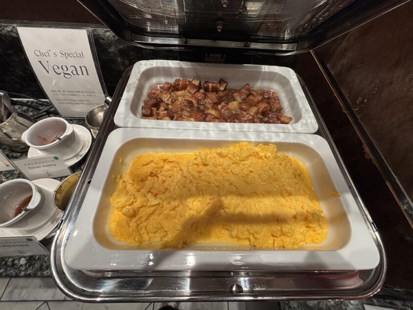 四川朝食のスクランブルエッグと肉料理