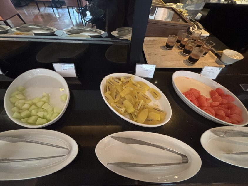 ラウンジ朝食のフルーツ