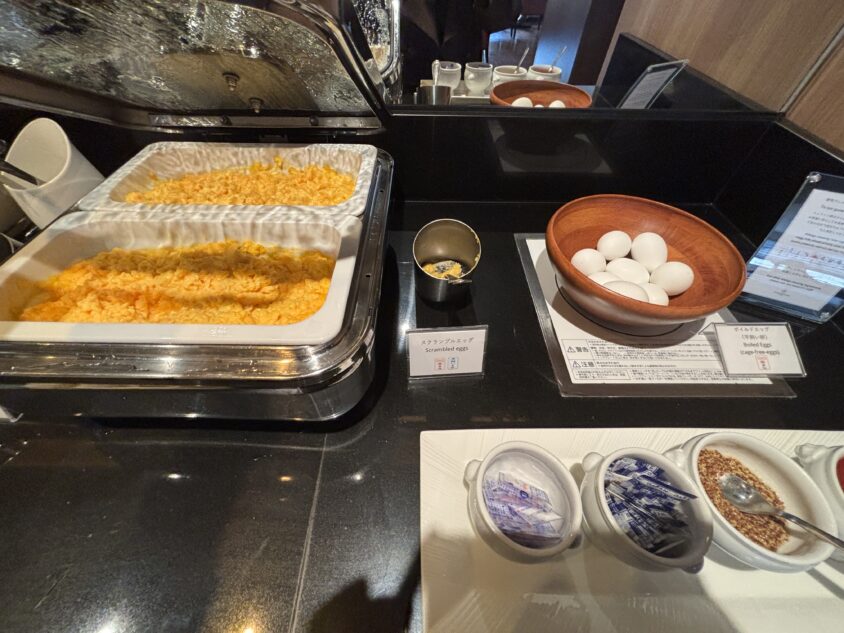 ラウンジ朝食の卵料理と温菜