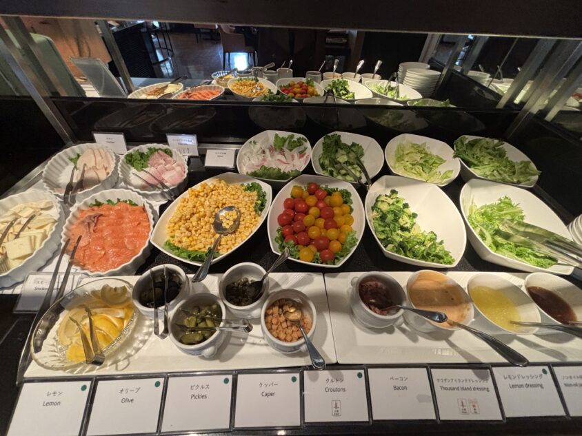 ラウンジ朝食のサラダコーナー