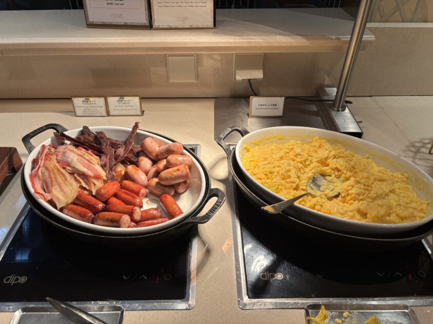 レスケープホテル ソウル ラウンジ朝食のソーセージと卵料理