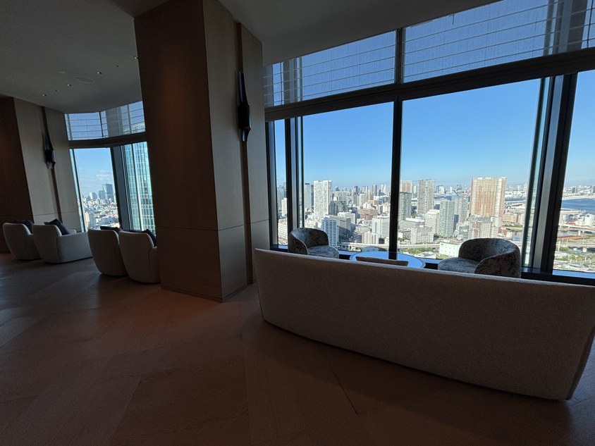 窓際のソファ席と東京湾側の景色