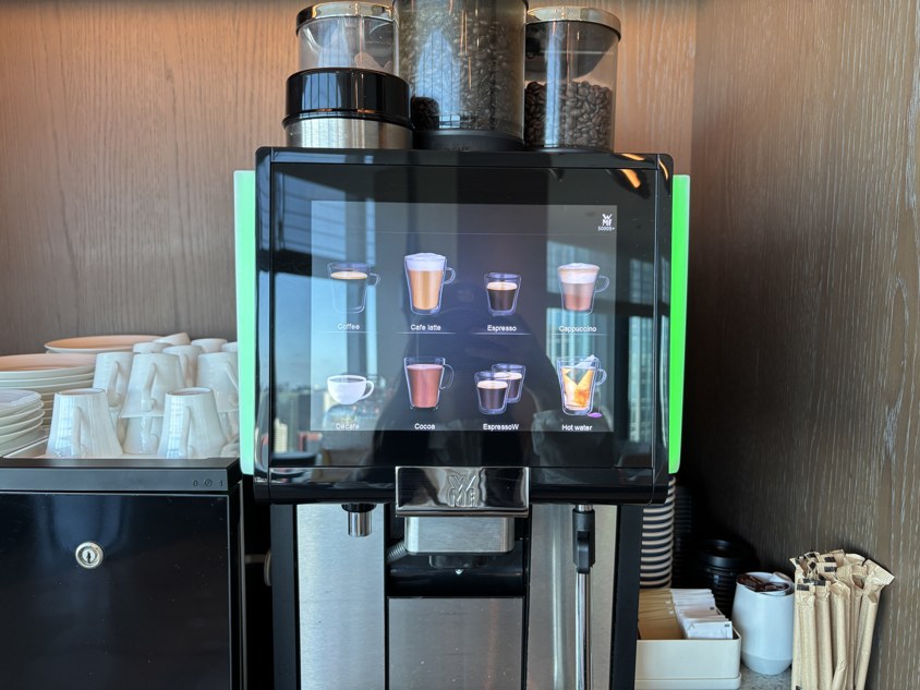 ラウンジのタッチパネル式コーヒーマシン