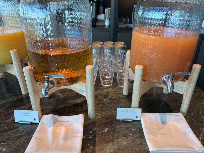 フルーツ入りの水と各種ジュース