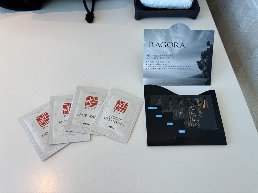 POLAとRAGORAの個包装のスキンケア用品