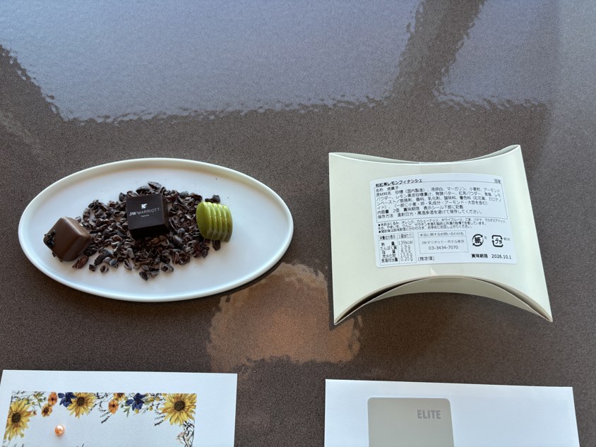 客室のチョコレートと焼き菓子の箱
