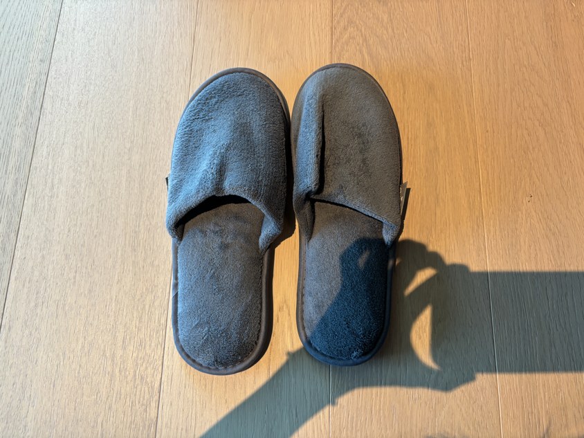 客室のグレーのスリッパ