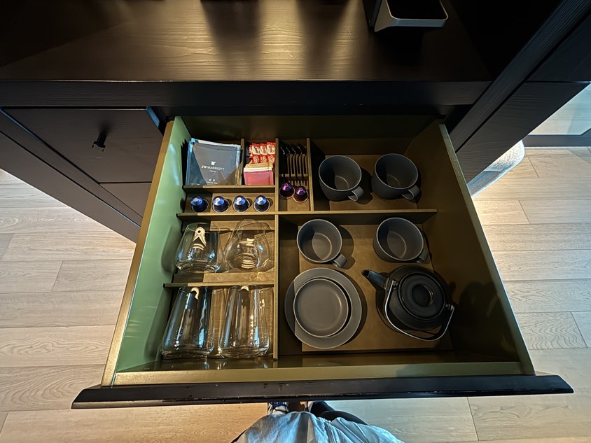 カップとグラス、コーヒーカプセルを収納した引き出し