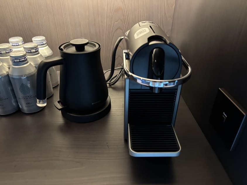 BALMUDAの電気ケトルとカプセル式コーヒーマシン、ボトルの水
