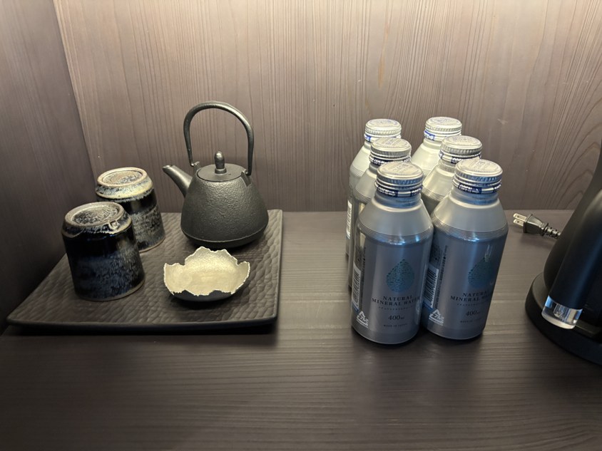 急須と湯のみ、ボトルの水を置いた客室カウンター