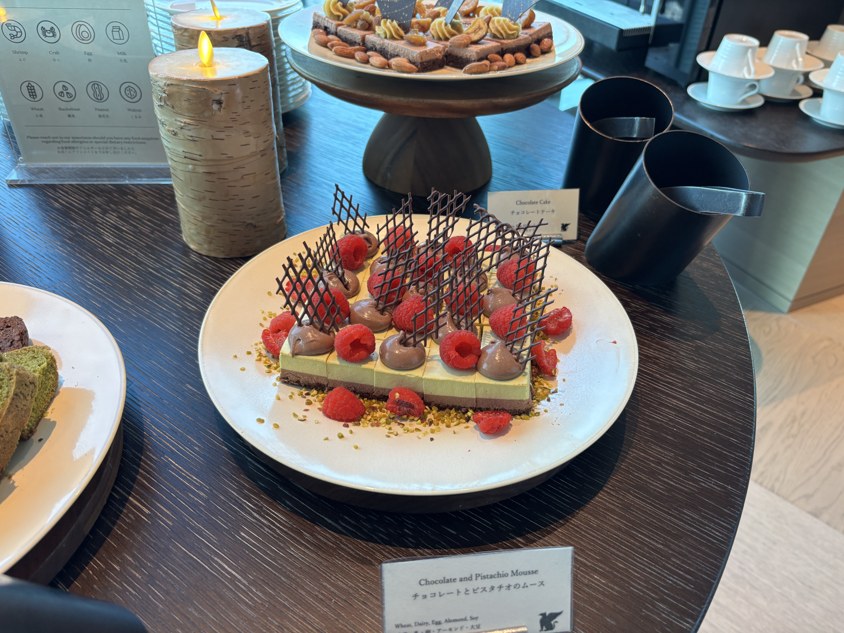 ケーキの提供台とチョコレート・ピスタチオのムース