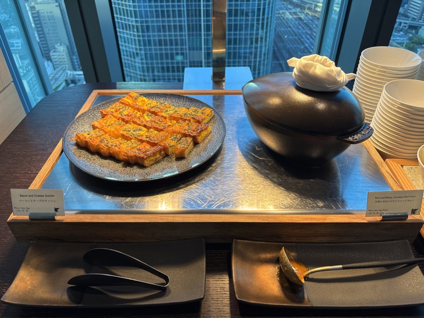 ベーコンとチーズのキッシュ、カレーの鍋