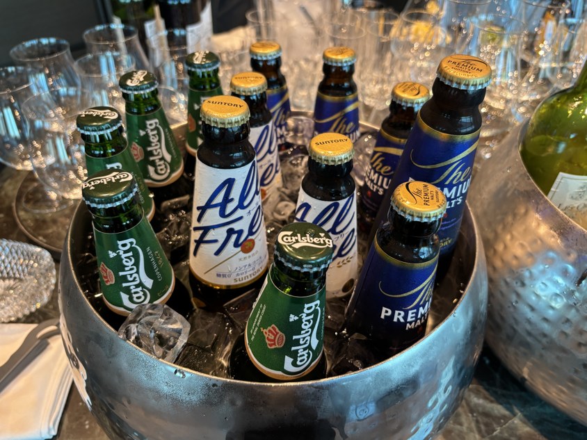 氷入りの容器に並ぶビールとノンアルコール飲料の瓶
