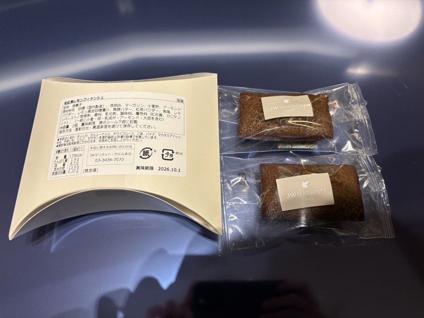 個包装のフィナンシェと箱の表示