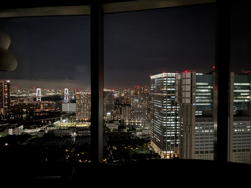客室から眺めるレインボーブリッジの夜景
