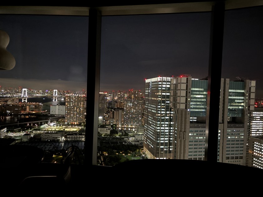 窓越しに広がる夜の街並み