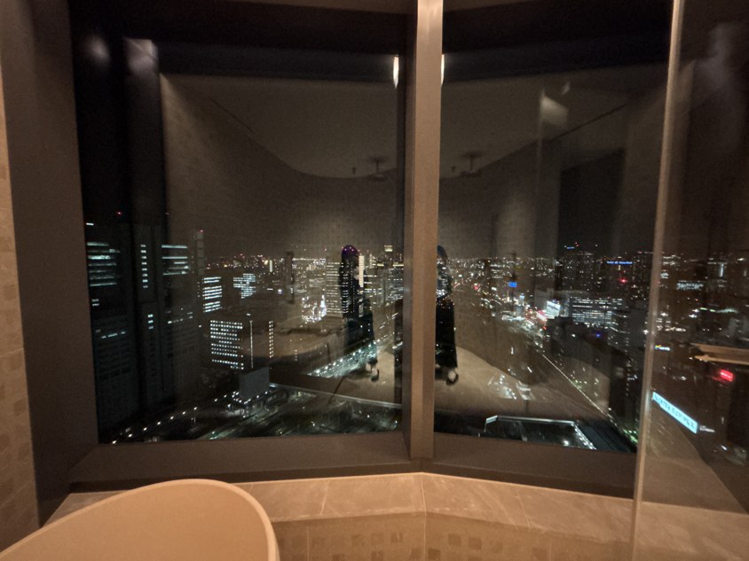 夜のバスタブと窓の外の景色