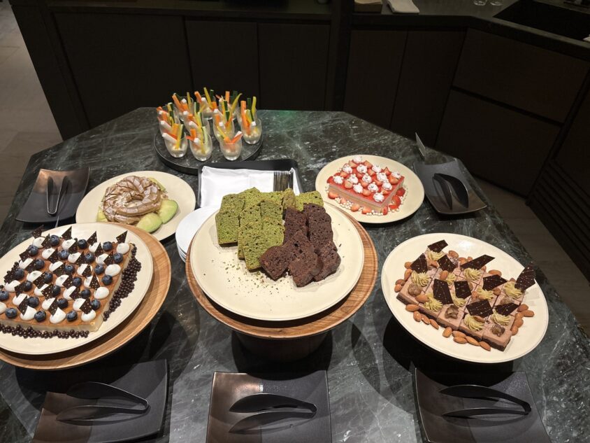 夜のラウンジに並ぶムースやカットケーキ