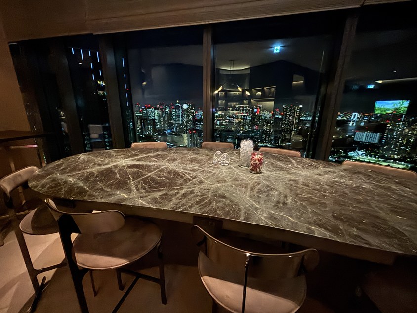 夜のラウンジと窓際の共用テーブル