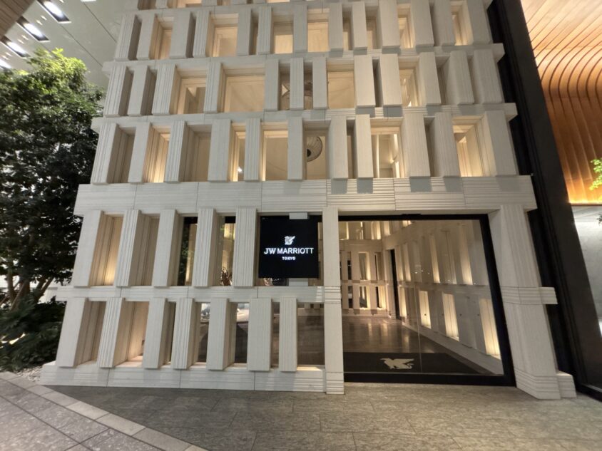 夜のJWマリオットホテル東京の入口とホテル名のサイン