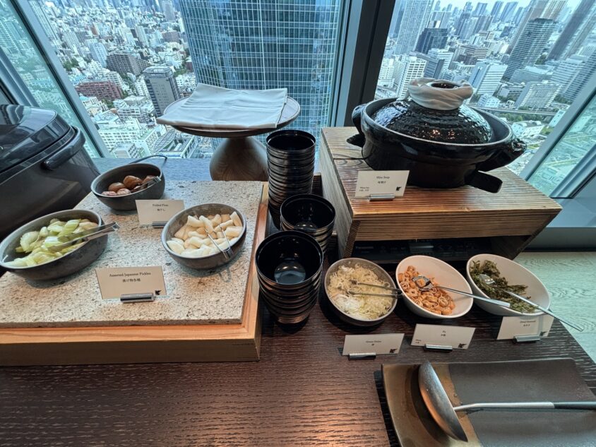 味噌汁の鍋と漬物、梅干し、薬味