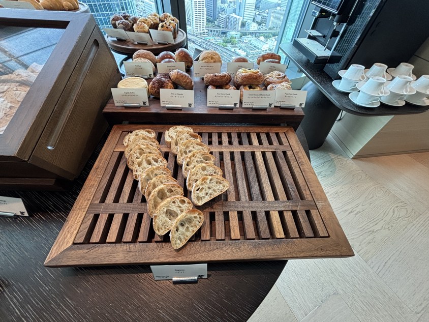 バゲットやデニッシュ、ケースに入ったパン