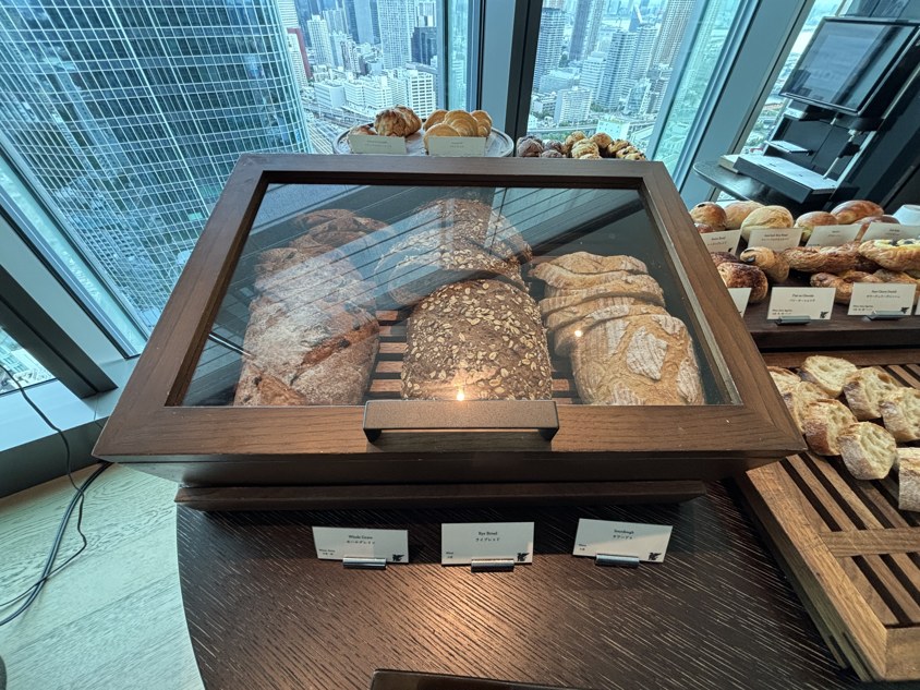 バゲットやデニッシュ、ケースに入ったパン