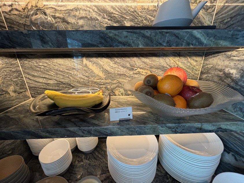 丸ごとの果物とカップ入りフルーツ