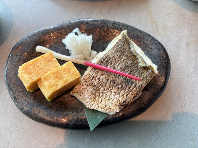 焼き魚と卵焼き、大根おろしの皿