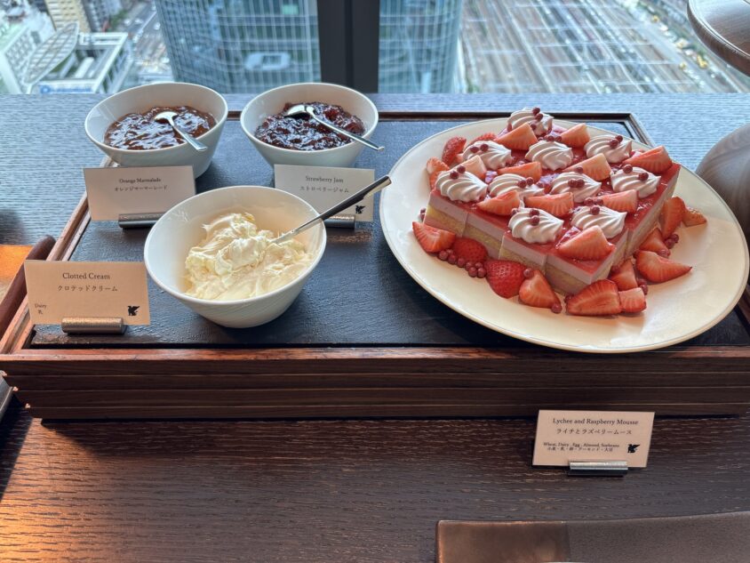 ライチとラズベリームースのケーキとジャム類