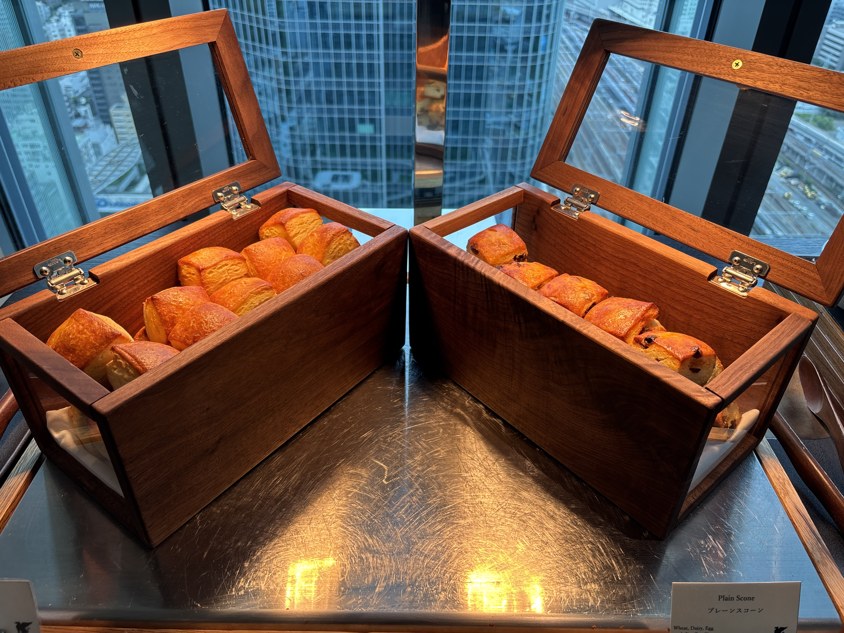 木箱に並ぶ2種類のスコーン