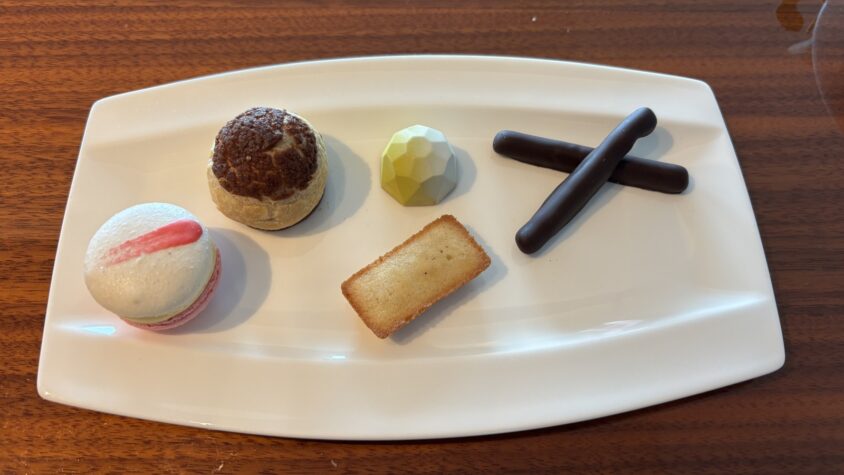 ラウンジの菓子・軽食