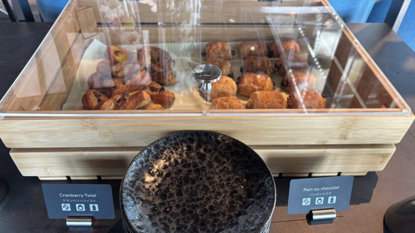 朝食会場のパン