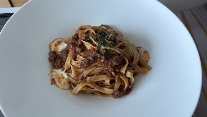 ルームサービスのボロネーゼパスタ