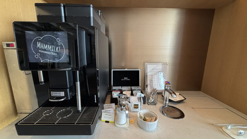 ウェスティンホテル東京：コーヒーマシンと紅茶のカウンター