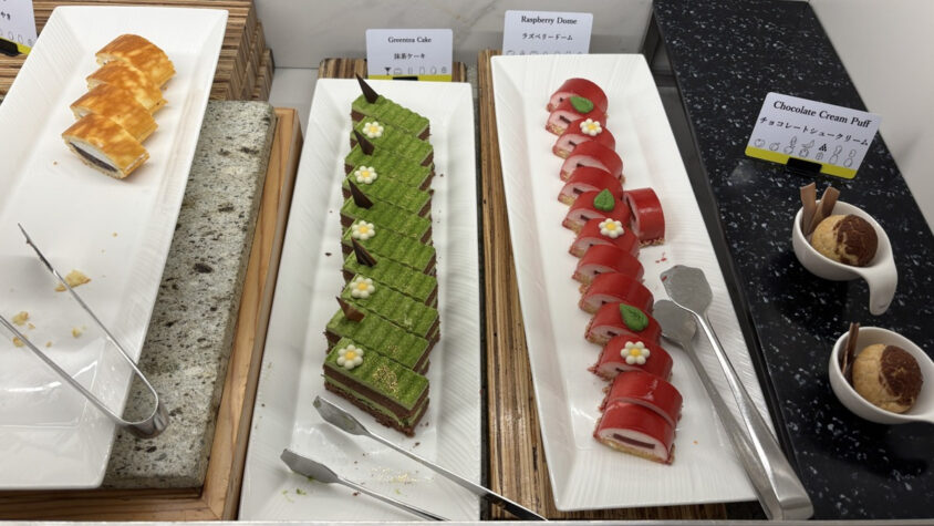 ウェスティンホテル東京：抹茶ケーキとラズベリードーム