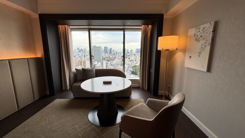 ウェスティンホテル東京：カーテンを開けた窓際のソファ