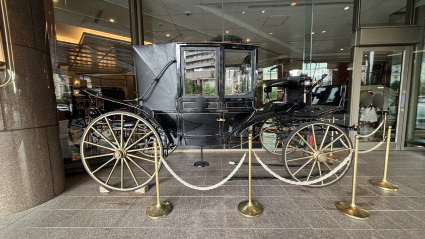 ウェスティンホテル東京：入口に展示された馬車