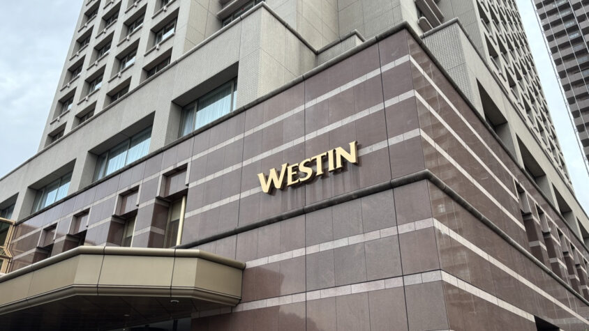 ウェスティンホテル東京：外壁のWESTINのサイン