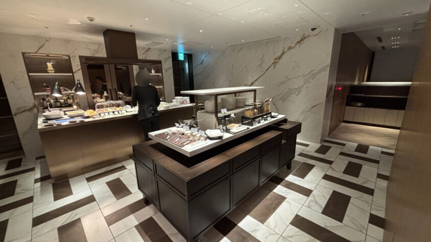 ウェスティンホテル東京：カクテルタイムの料理エリア全体