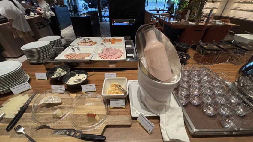ウェスティンホテル東京：チーズと冷製肉料理・バナナスムージー