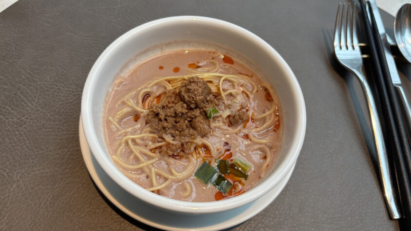 ウェスティンホテル東京：テーブルに置いた担々麺