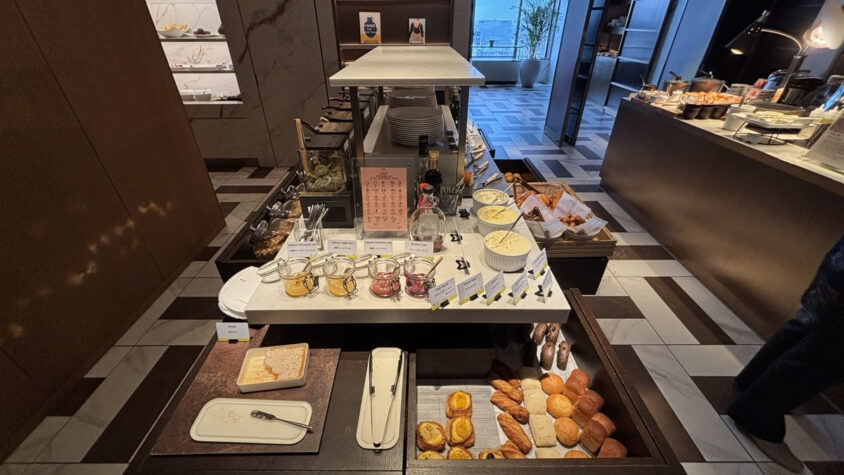 ウェスティンホテル東京：ラウンジ朝食のパンコーナー全景