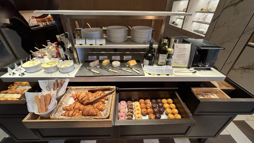 ウェスティンホテル東京：パンとチーズの朝食カウンター