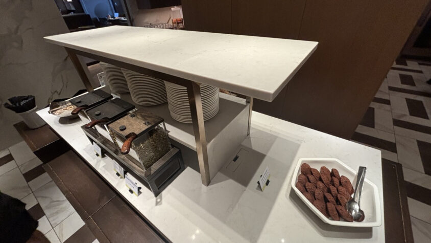 ウェスティンホテル東京：焼き菓子とナッツのコーナー