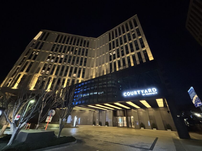 ホテルの建物と夜のエントランス